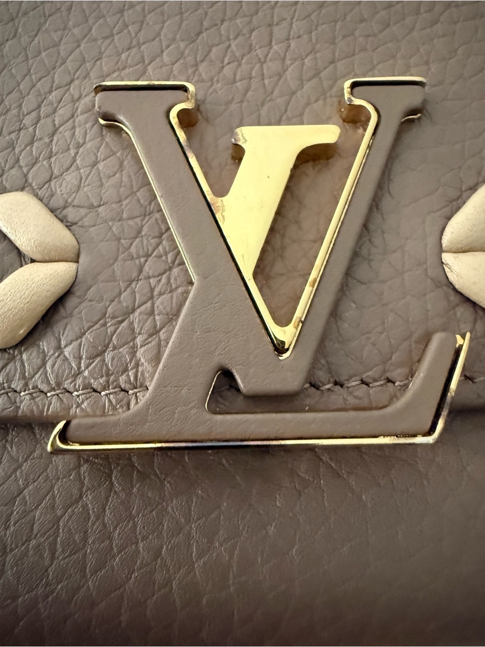 Louis Vuitton Portefeuille Capucines Long Wallet with Gold LV Emblem - Picture 2 of 14